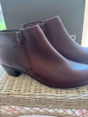 NWT ECCO sz9-9.5 Women's Burgundy Leather Ankle Boots - Classic Side-2 Zip Style